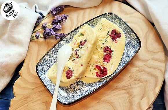 Semifreddo z malinami, kokosem i melisą