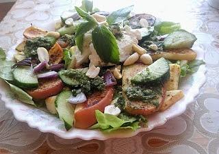 Sałatka z grillowanym jabłkiem i ricottą
