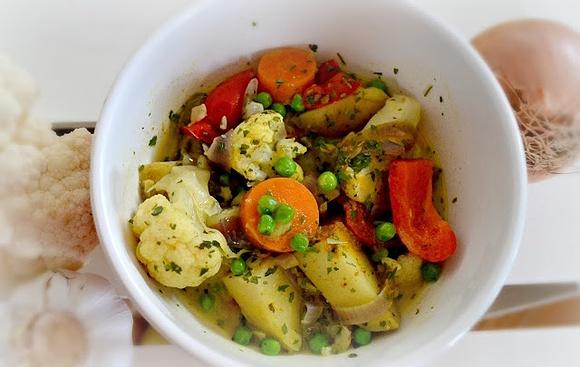 Wegańska potrawka warzywna z mlekiem kokosowym i curry