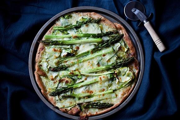 Zielona pizza orkiszowa z cukinią szparagami i pesto