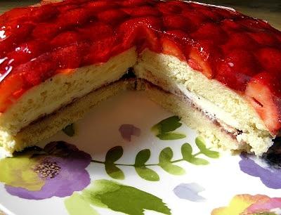 Biszkopt z truskawkami, galaretką i mascarpone