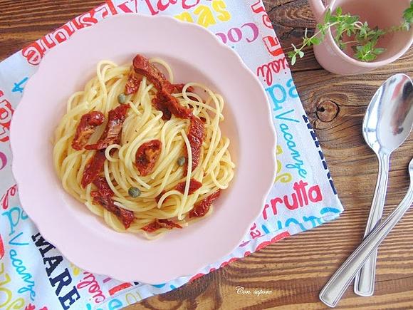 Spaghetti z suszonymi pomidorami i kaparami