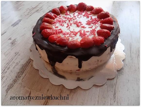 Tort serowy z truskawkami