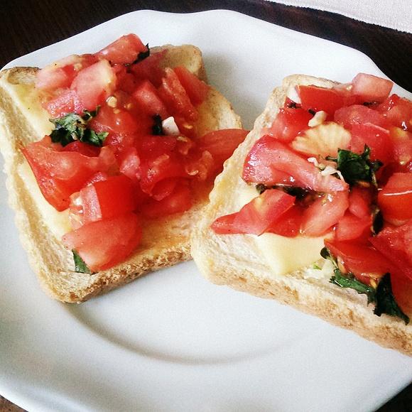 Bruschetta z salsą z pomidorów i arbuza