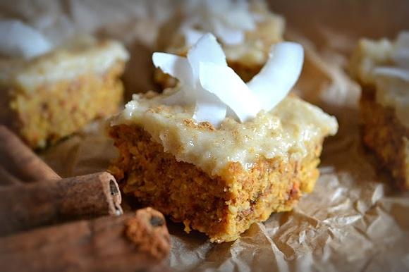 Wegańskie ciasto marchewkowe bez pieczenia