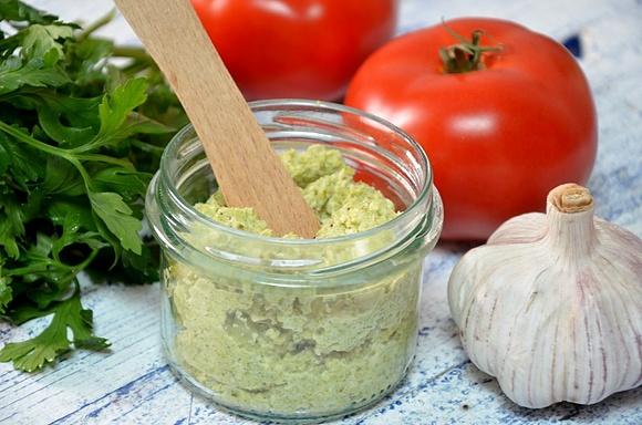 Dietetyczna pasta brokułowa low-carb z chrupiącym chlebem