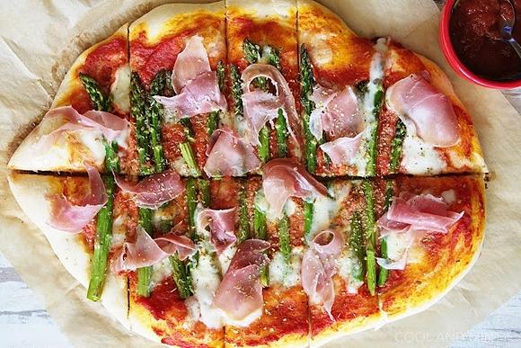 Pizza ze szparagami i szynką parmeńską