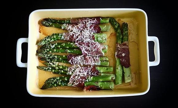 Szparagi w szynce z parmezanem
