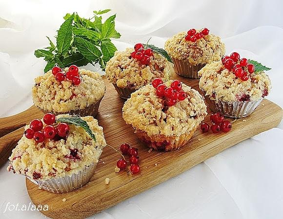 Muffinki z porzeczką i kruszonką