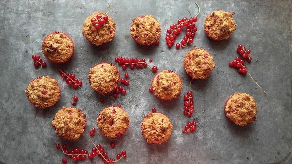 Muffinki z porzeczkami i owsianą kruszonką