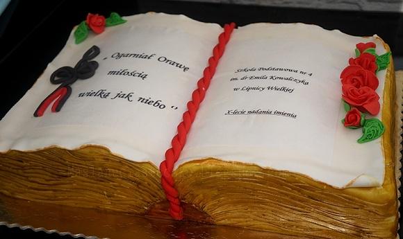 Tort w kształcie księgi