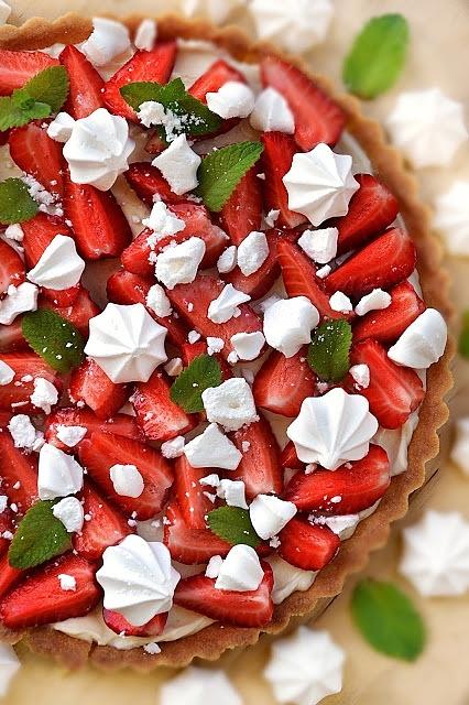 Tarta z truskawkami i kremem posypana bezami