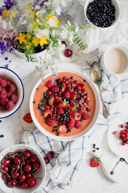 Smoothie bowl - zdrowa miska z owocami i dodatkami