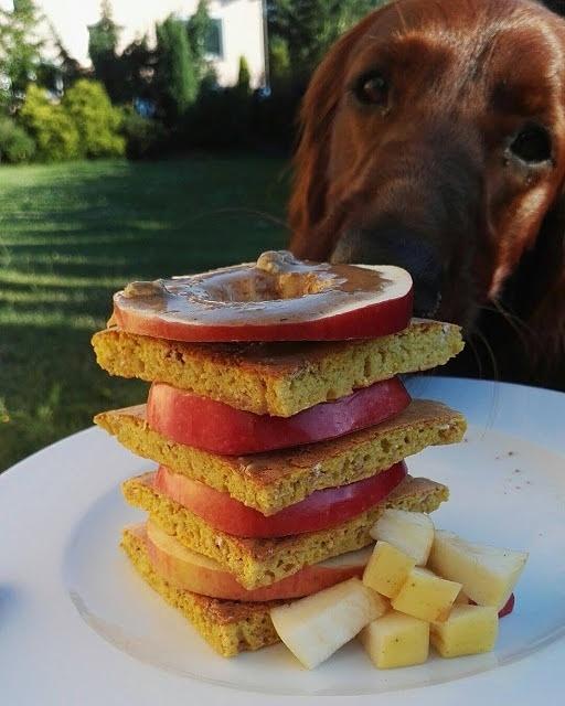 Puszysty omlet ciasteczkowy z jabłkiem i sosem chałwowym