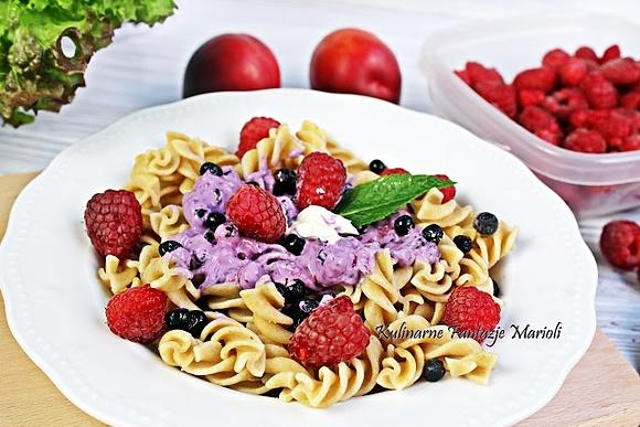 Makaron z malinami, jagodami i mascarpone