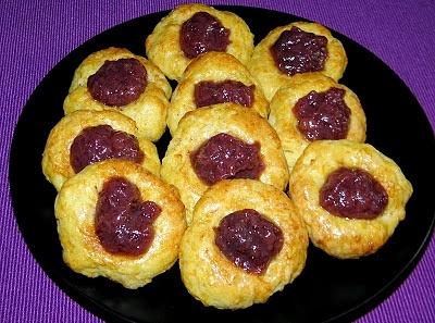 Ciastka marchewkowe z dżemem truskawkowym