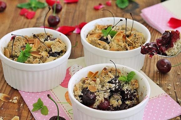 Migdałowe crumble z czereśniami
