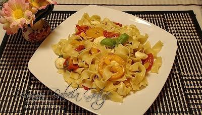 Makaron z pomidorkami koktajlowymi i mozzarellą