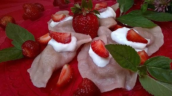 Pierogi orkiszowe z truskawkami
