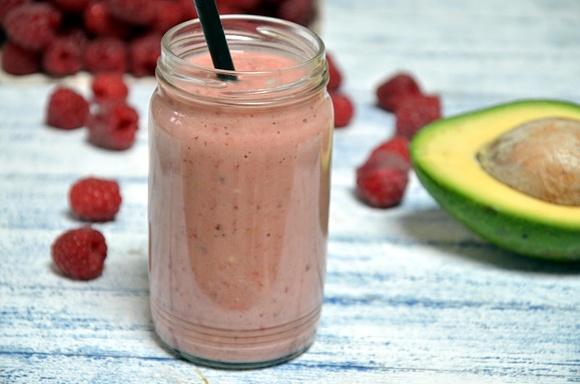 Smoothie z awokado i malinami