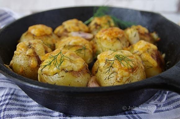 Pieczone młode ziemniaki z serem