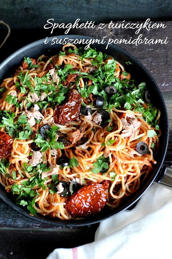 Spaghetti z tuńczykiem, suszonymi pomidorami i oliwkami