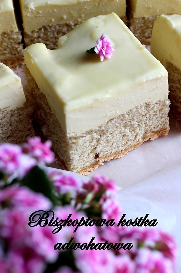 Biszkoptowa kostka adwokatowa z pianką i kremową polewą