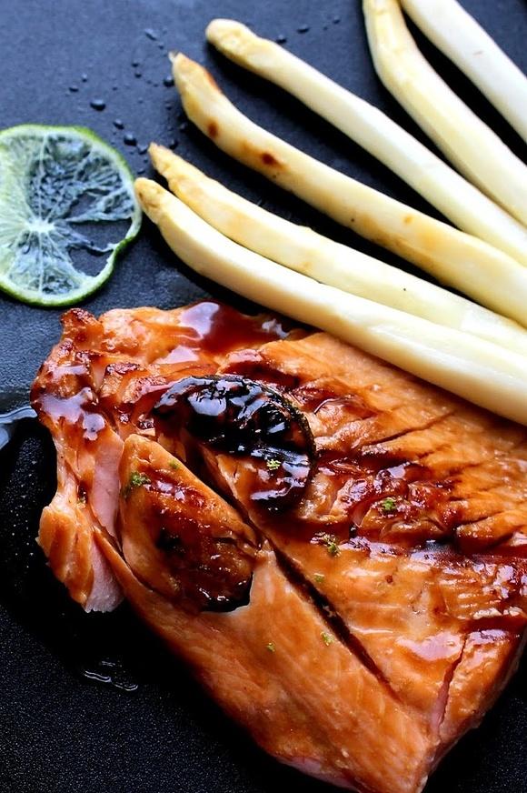 Grillowany łosoś w sosie ostrygowym