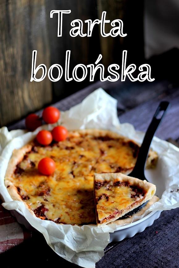 Tarta bolońska z mięsem mielonym i serem żółtym