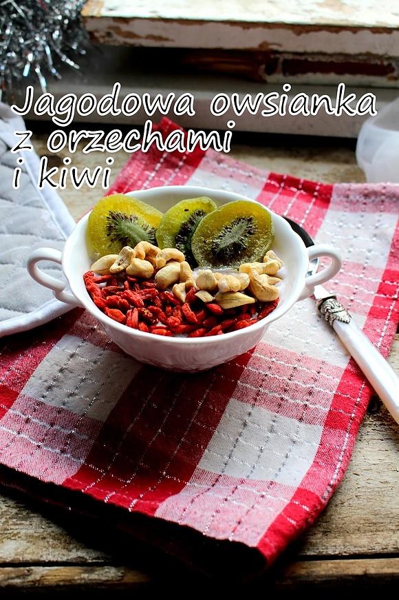 Jagodowa owsianka z orzechami i kiwi