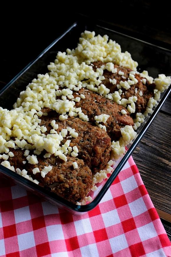 Roladki z mięsa mielonego z mozzarellą i serem cheddar