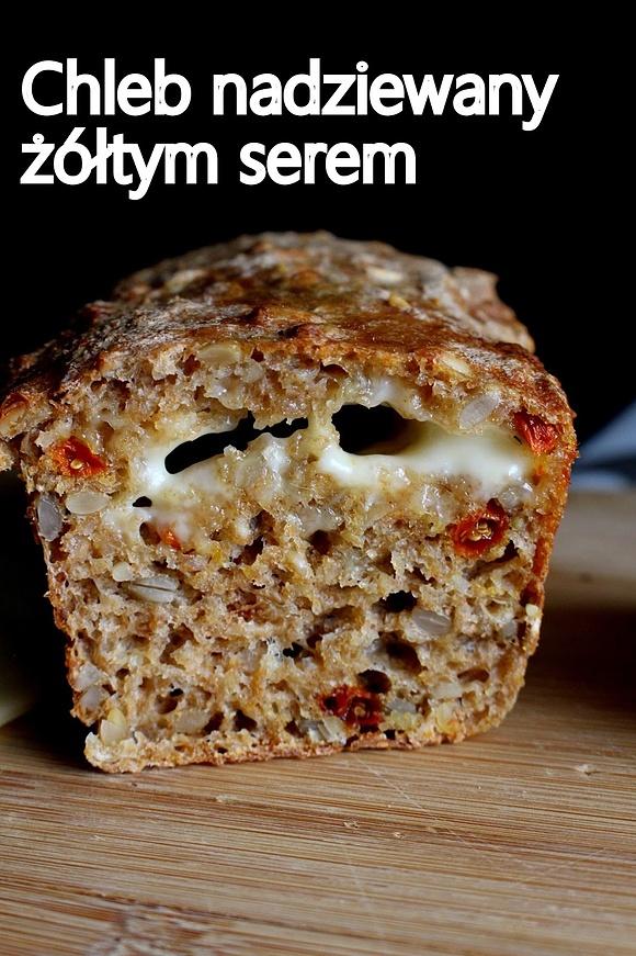 Chleb z jagodami goji i słonecznikiem nadziewany żółtym serem