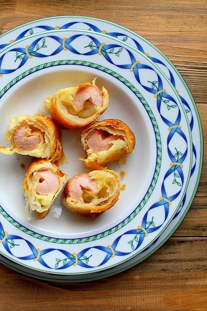 Parówki w cieście francuskim jako przekąska lub śniadanie
