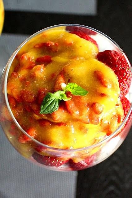 Deser z jagodami goji i mango