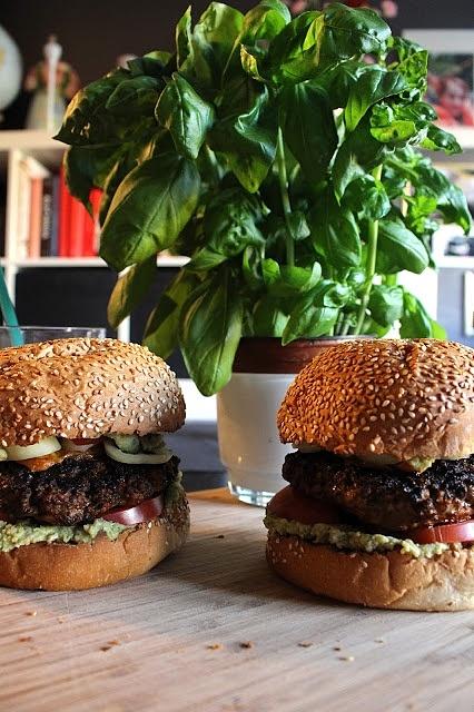 Wieprzowo-wołowe burgery z bazyliowym hummusem