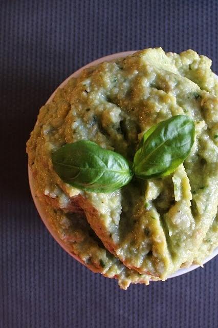 Bazyliowy hummus