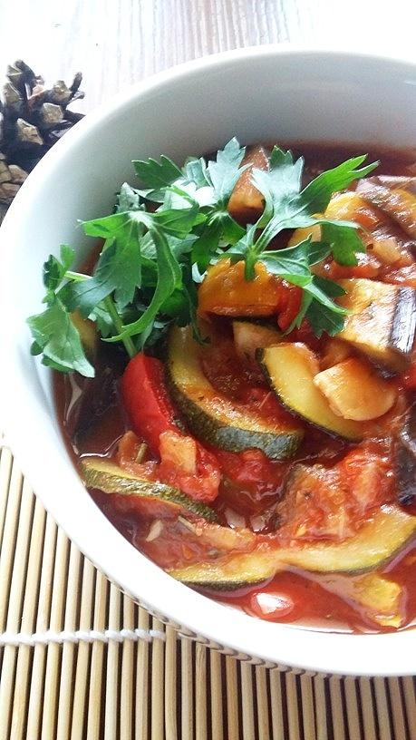 Leczo z pieczonych bakłażanów, cukinii i papryk w aromatycznych ziołowych pomidorach
