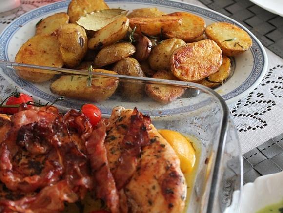 Pieczone piersi z kurczaka z ziemniakami i szpinakiem w śmietanie