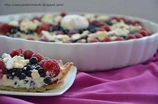 Tarta z białą czekoladą, malinami, jagodami i bezami