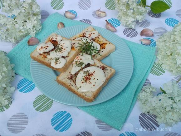 Ziołowe grzanki z serem mozzarella
