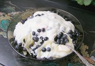 Makaron z jagodami i śmietaną