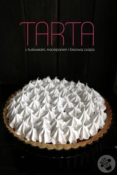 Tarta z truskawkami, marcepanem i bezową czapą