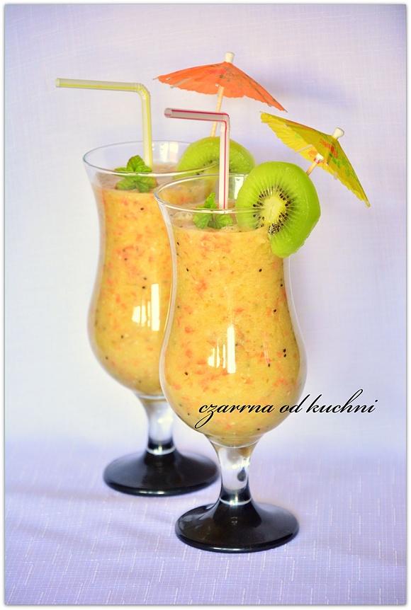 Owocowy koktajl na upalne dni z bananów, kiwi i grejpfruta