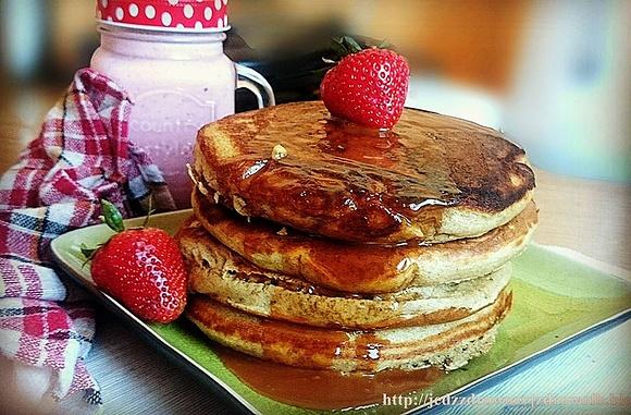 Wieloziarniste pancakesy z sosem karmelowym