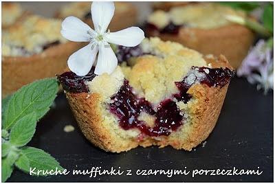 Kruche muffinki z czarną porzeczką i kruszonką