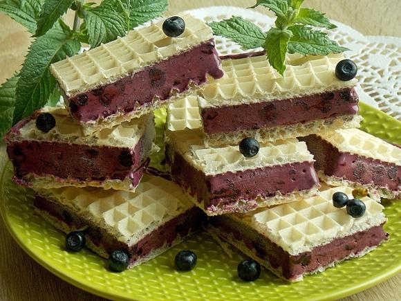 Lodowa kanapka z jagodami i waflem