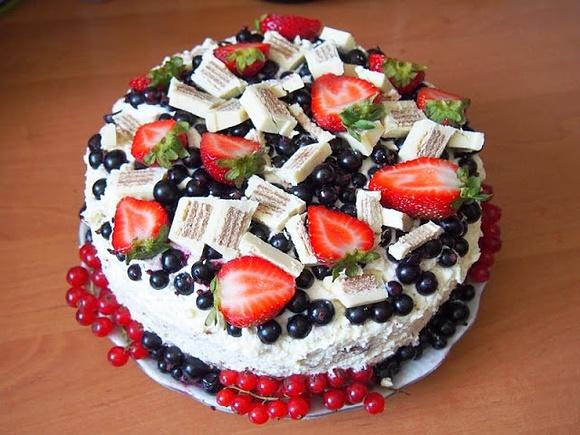 Tort z czarną porzeczką