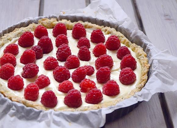 Makowa tarta z malinami i mascarpone na białej czekoladzie