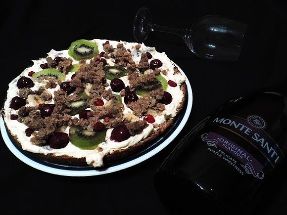 Pizza na słodko z resztek po produkcji torta