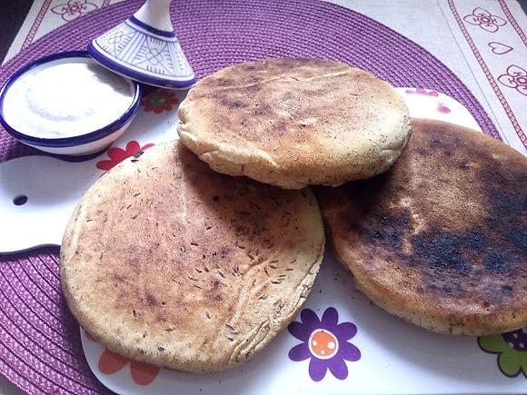 Chleb z semoliny ziołami - przepis na pieczywo arabskie
